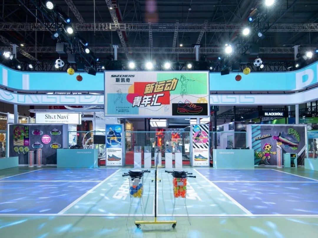 武漢展覽設(shè)計搭建公司領(lǐng)你看最具有創(chuàng)意00家企業(yè)展臺的2023進(jìn)博會（斯凱奇展臺）5