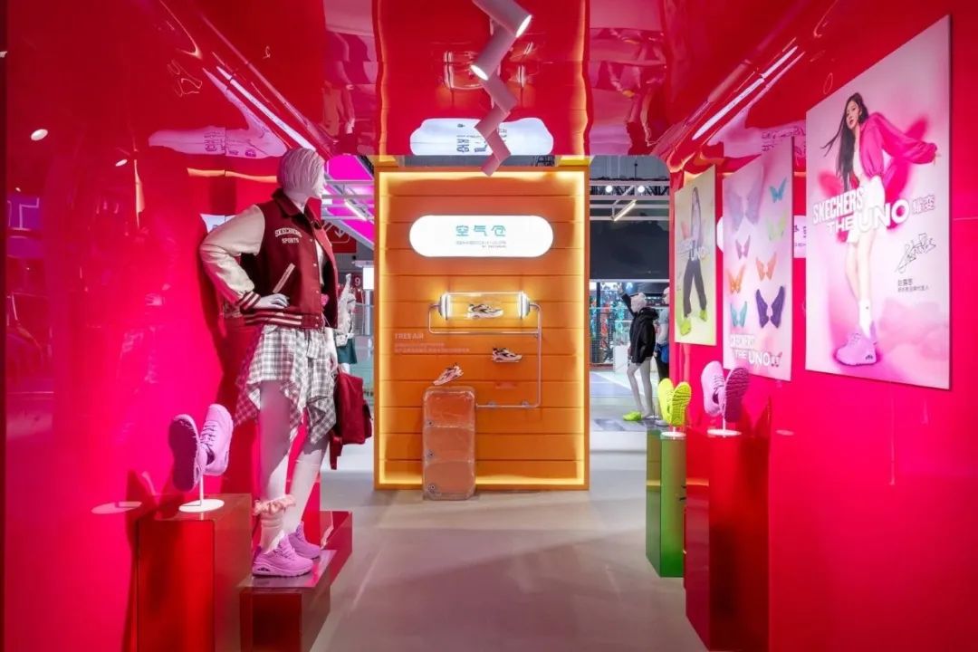 武漢展覽設(shè)計搭建公司領(lǐng)你看最具有創(chuàng)意00家企業(yè)展臺的2023進(jìn)博會（斯凱奇展臺）3